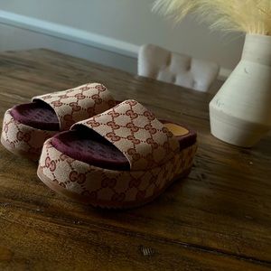 Woman’s GUCCI chunky slides